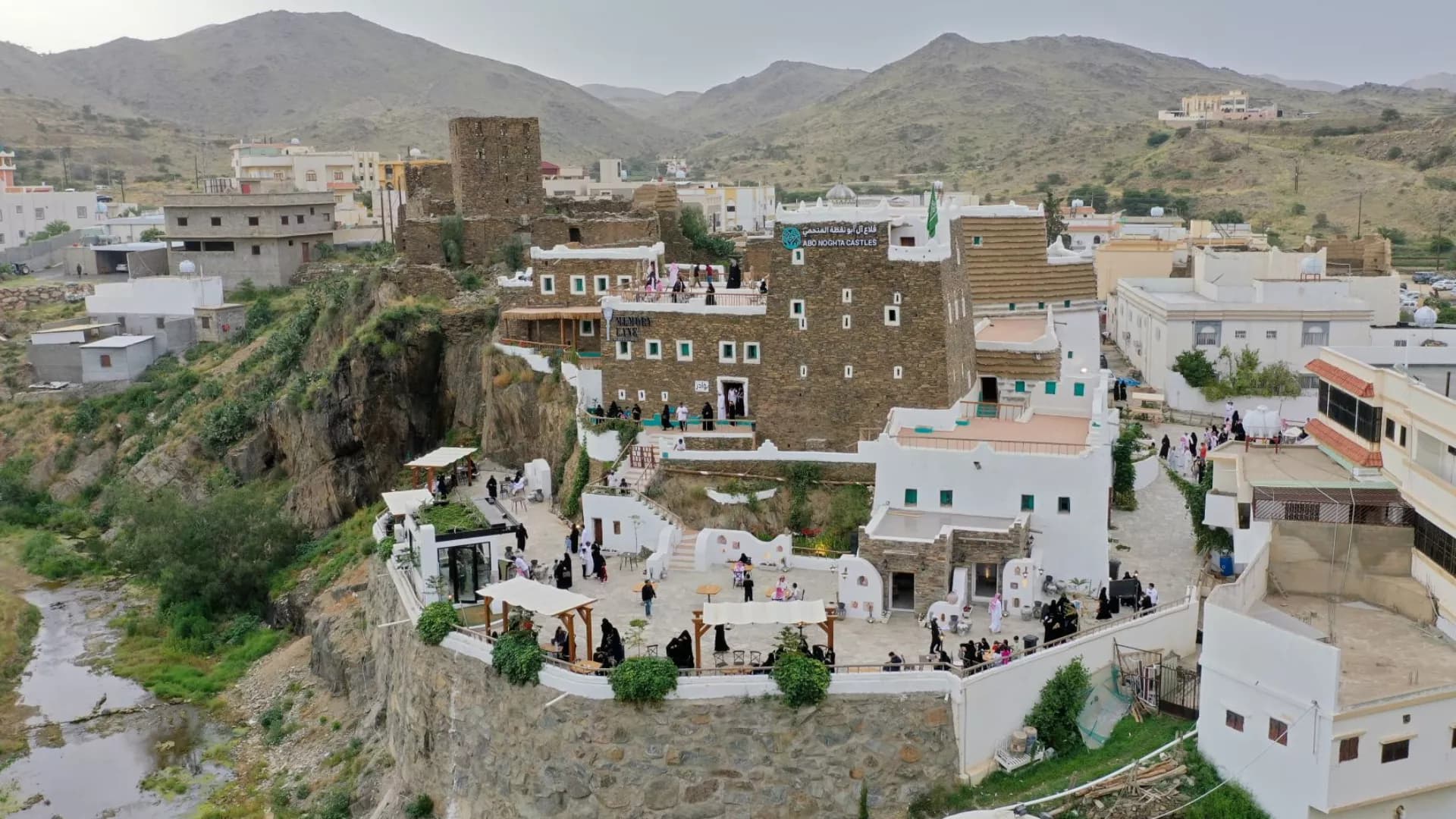 Rendez-vous dans le quartier historique de Tabab et profitez-en pour visiter les palais d'Abu Nuqta al-Mutahmi.